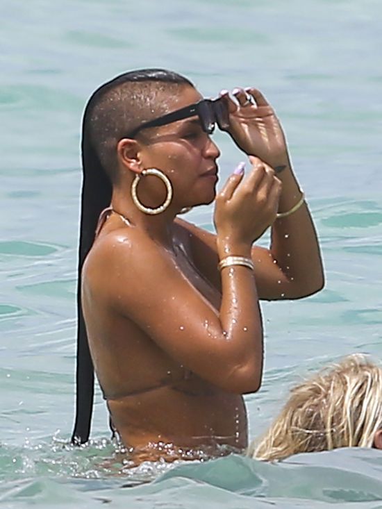 Cassie szaleje w oceanie (FOTO)