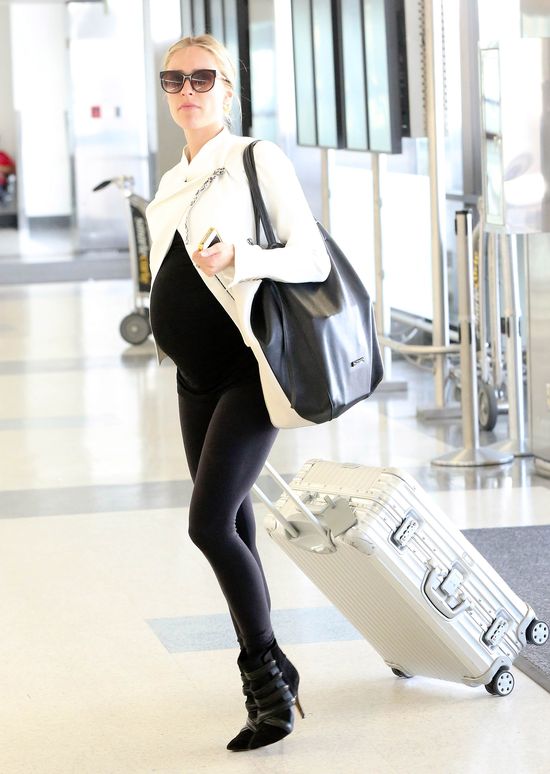 Końcowka ciąży nie przeszkadza jej podkreślać seksownych nóg Końcowka ciąży nie przeszkadza jej podkreślać seksownych nóg