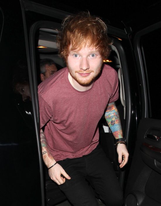 Pijany Ed Sheeran uderzył Justina Biebera... kijem golfowym! 