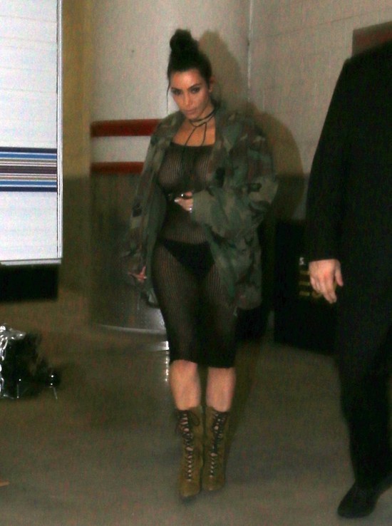 Kim Kardashian w sukience z siatki BEZ STANIKA (FOTO)