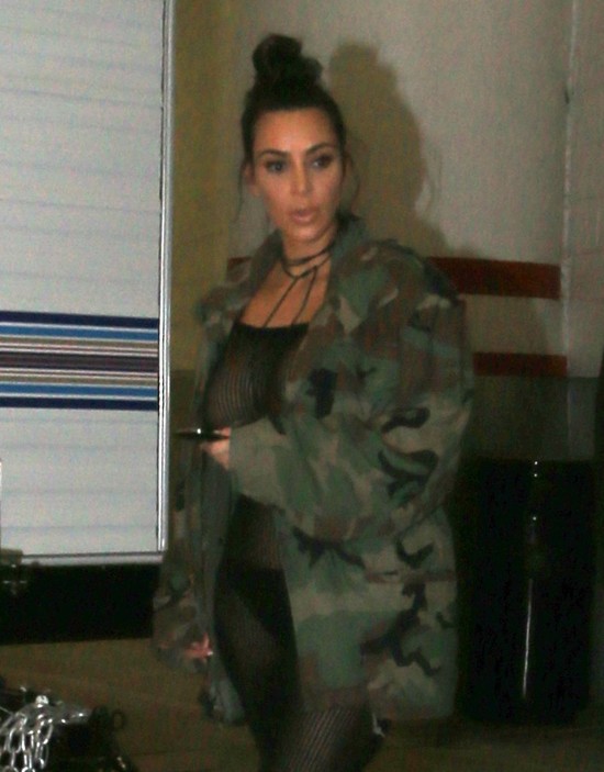 Kim Kardashian w sukience z siatki BEZ STANIKA (FOTO)