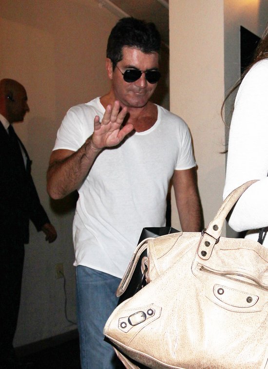Simon Cowell gustuje w PEŁNYCH kształtach (FOTO) Simon Cowell gustuje w PEŁNYCH kształtach (FOTO)