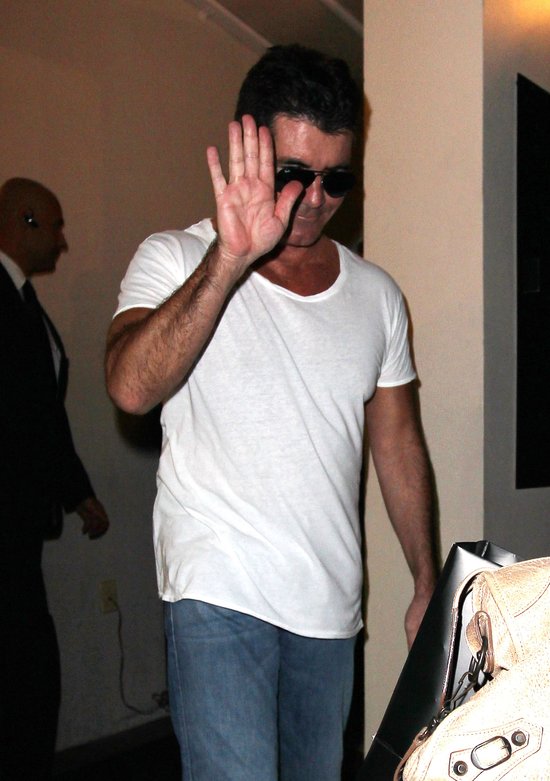 Simon Cowell gustuje w PEŁNYCH kształtach (FOTO) Simon Cowell gustuje w PEŁNYCH kształtach (FOTO)