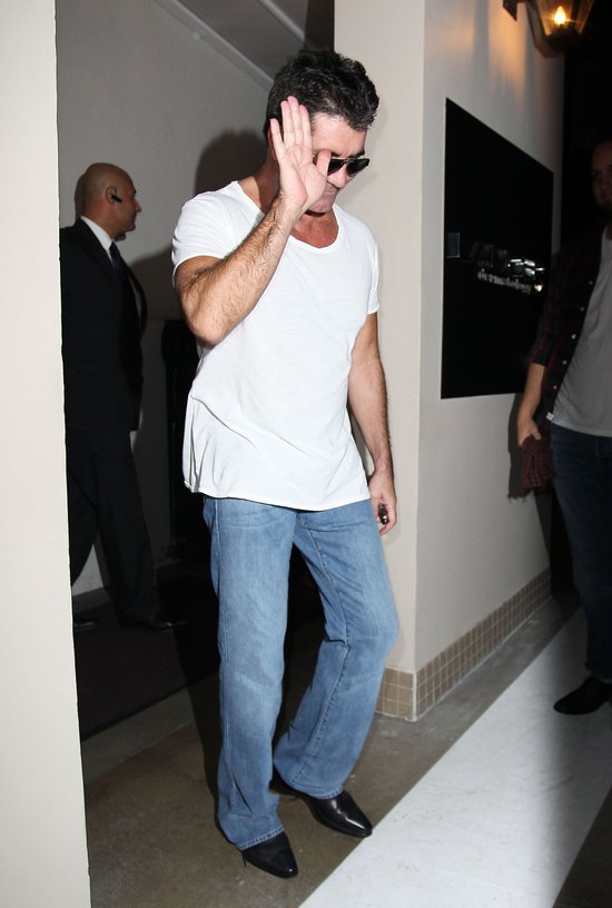 Simon Cowell gustuje w PEŁNYCH kształtach (FOTO)