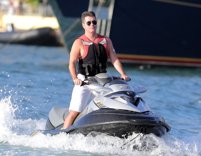 Co robi dziewczyna Simona Cowella? (FOTO)