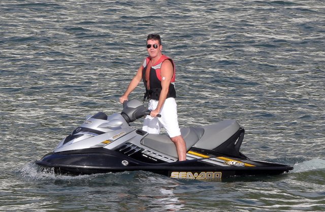 Co robi dziewczyna Simona Cowella? (FOTO)