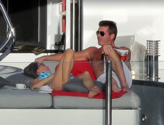 Co robi dziewczyna Simona Cowella? (FOTO)