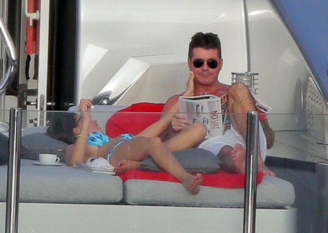 Co robi dziewczyna Simona Cowella? (FOTO)