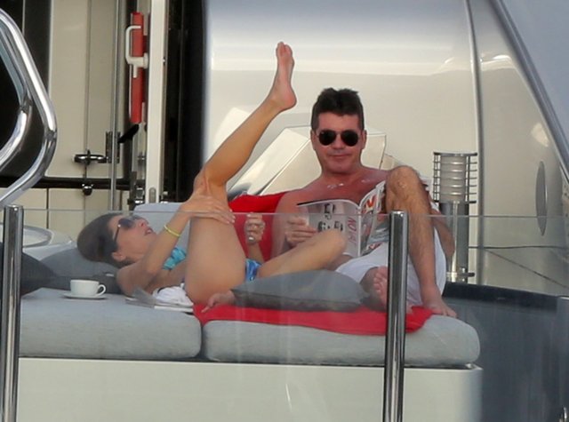 Co robi dziewczyna Simona Cowella? (FOTO)