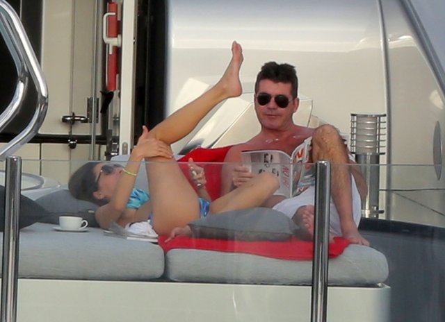 Co robi dziewczyna Simona Cowella? (FOTO)