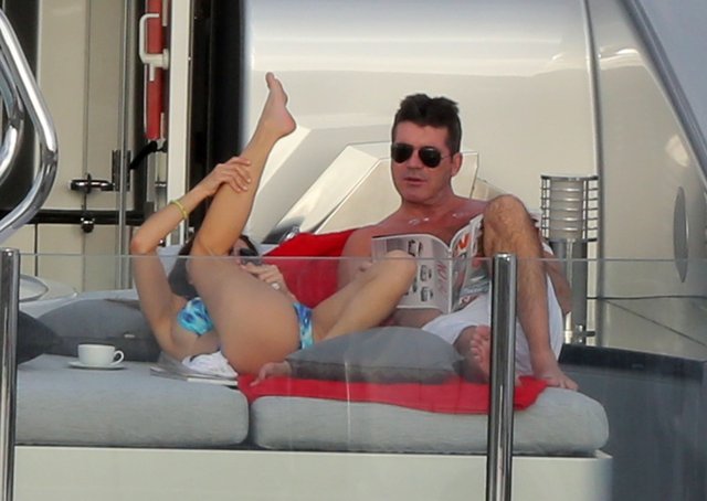 Co robi dziewczyna Simona Cowella? (FOTO)