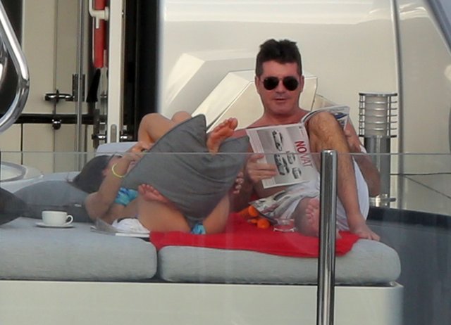 Co robi dziewczyna Simona Cowella? (FOTO)