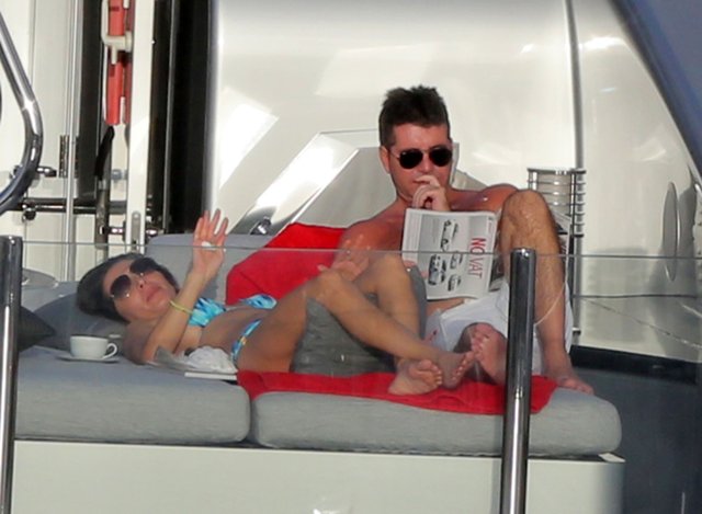 Co robi dziewczyna Simona Cowella? (FOTO)