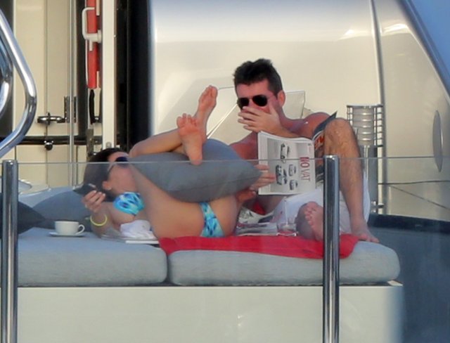 Co robi dziewczyna Simona Cowella? (FOTO)