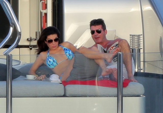 Co robi dziewczyna Simona Cowella? (FOTO)