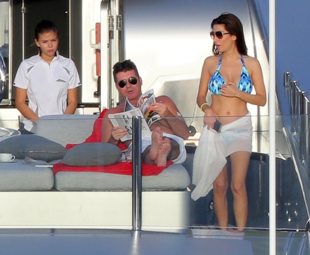 Co robi dziewczyna Simona Cowella? (FOTO)