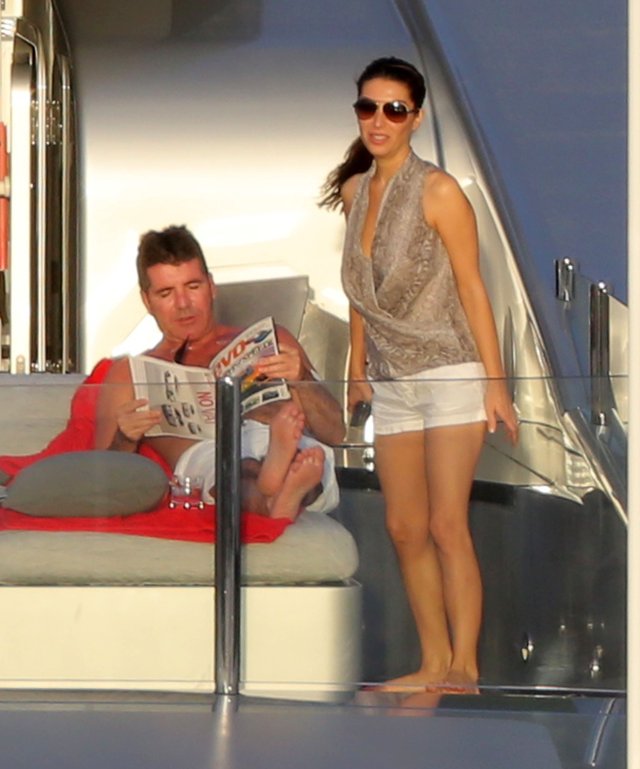 Co robi dziewczyna Simona Cowella? (FOTO)