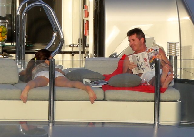 Co robi dziewczyna Simona Cowella? (FOTO)