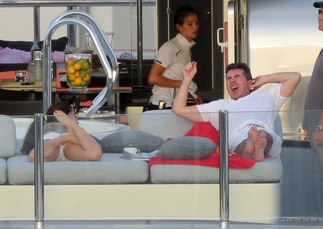 Co robi dziewczyna Simona Cowella? (FOTO)