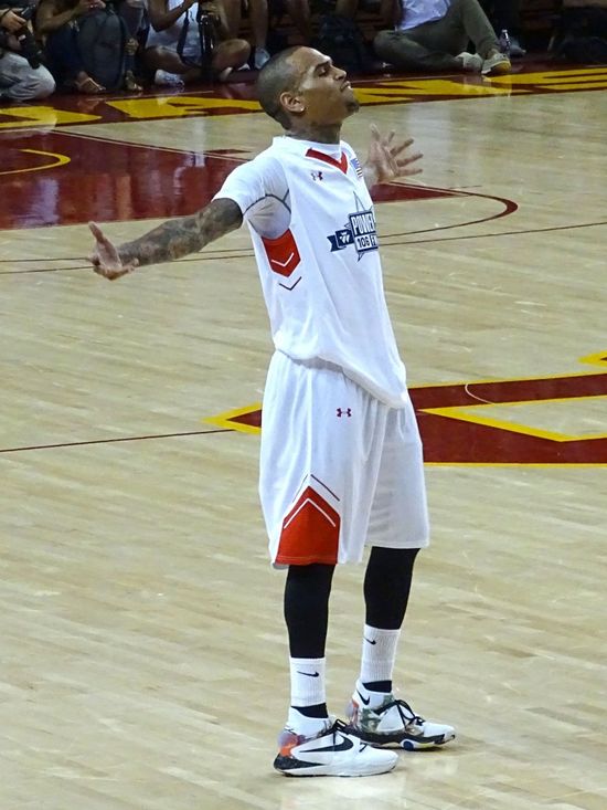 Chris Brown znowu wywołał skandal. Tym razem... zlekceważył hymn USA!