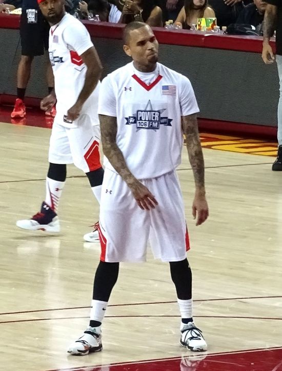 Chris Brown znowu wywołał skandal. Tym razem... zlekceważył hymn USA!