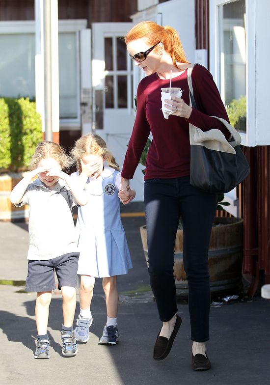 Te bliźniaczki coraz bardziej przypominają mamę (FOTO)