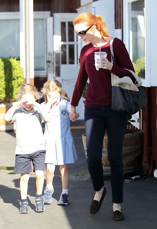 Te bliźniaczki coraz bardziej przypominają mamę (FOTO)