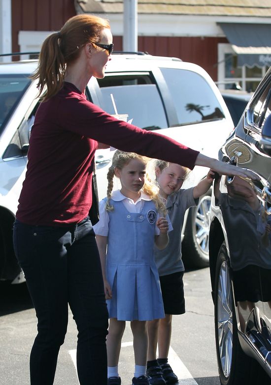 Te bliźniaczki coraz bardziej przypominają mamę (FOTO)