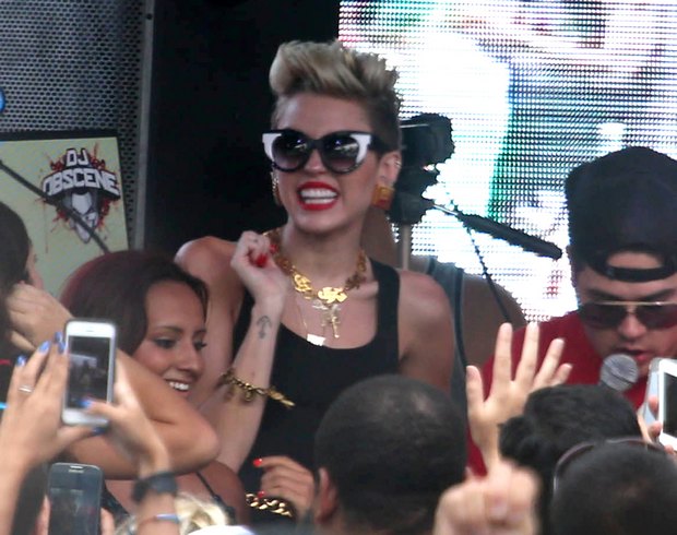 Miley Cyrus chudnie w oczach (FOTO)