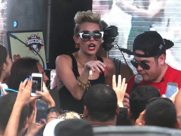 Miley Cyrus chudnie w oczach (FOTO)