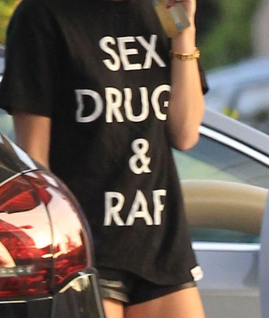 Seksowna Miley Cyrus na stacji benzynowej (FOTO)