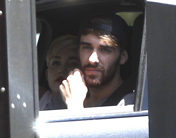 Miley Cyrus na luchu z kolegą (FOTO) Miley Cyrus na luchu z kolegą (FOTO)