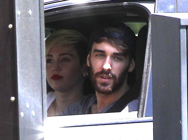 Miley Cyrus na luchu z kolegą (FOTO) Miley Cyrus na luchu z kolegą (FOTO)