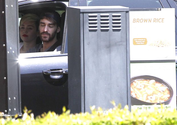 Miley Cyrus na luchu z kolegą (FOTO) Miley Cyrus na luchu z kolegą (FOTO)