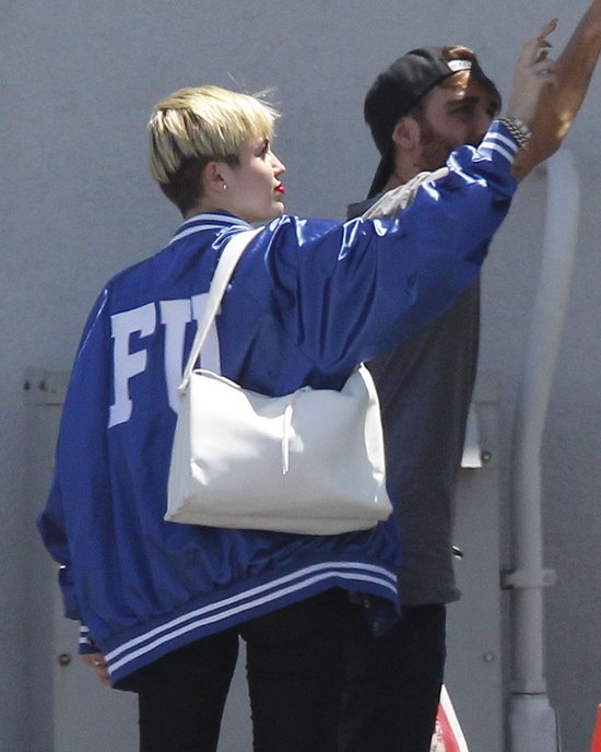 Miley Cyrus na luchu z kolegą (FOTO)