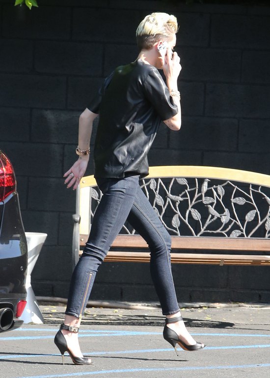 Miley Cyrus z mamą w drodze do studia nagrań (FOTO)