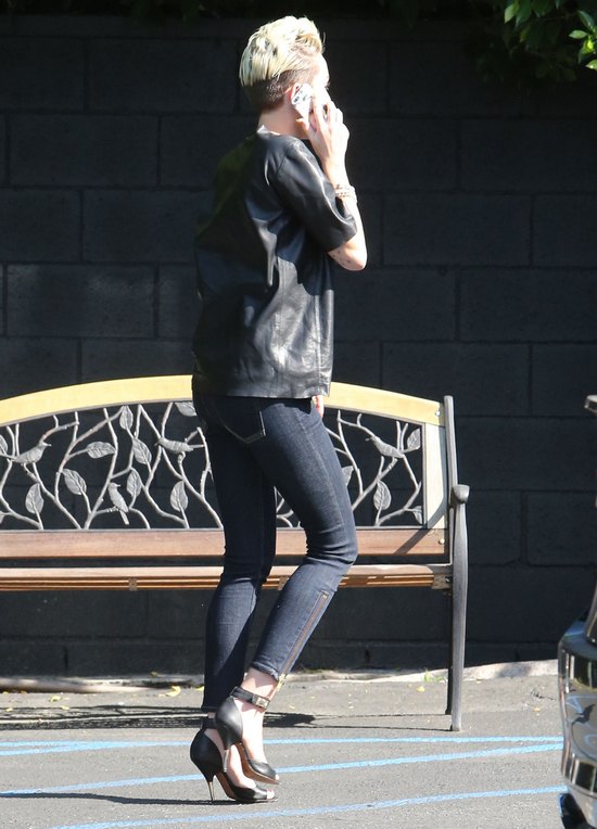 Miley Cyrus z mamą w drodze do studia nagrań (FOTO) Miley Cyrus z mamą w drodze do studia nagrań (FOTO)