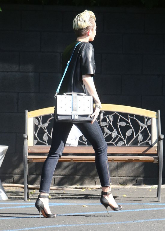 Miley Cyrus z mamą w drodze do studia nagrań (FOTO) Miley Cyrus z mamą w drodze do studia nagrań (FOTO)