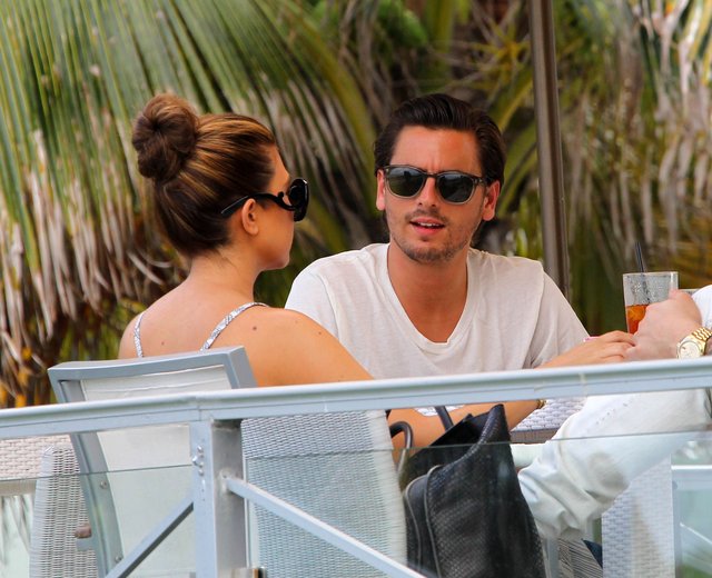 Scott Disick w kasynie z blondynką Scott Disick w kasynie z blondynką