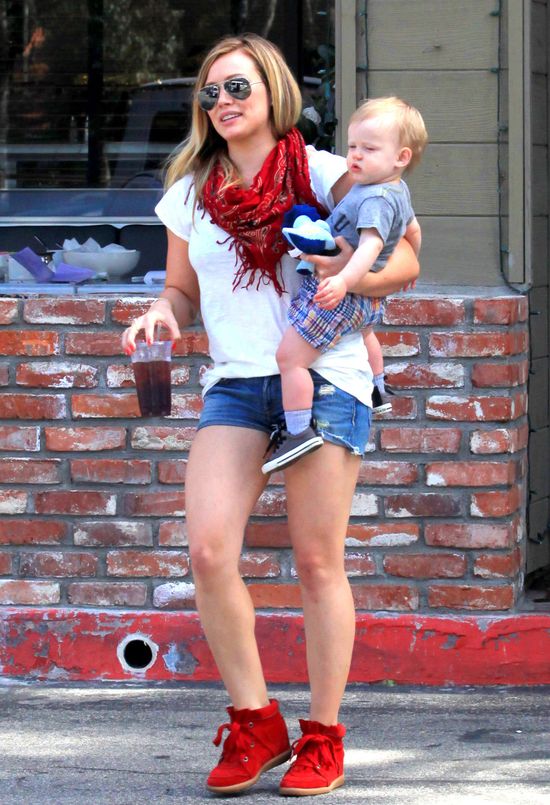 Hilary Duff w szortach już bez kompleksów (FOTO)