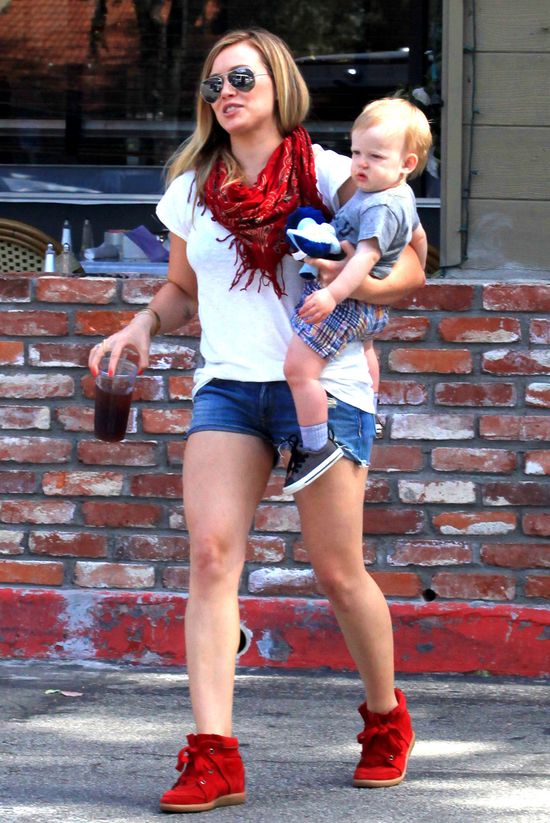 Hilary Duff w szortach już bez kompleksów (FOTO)