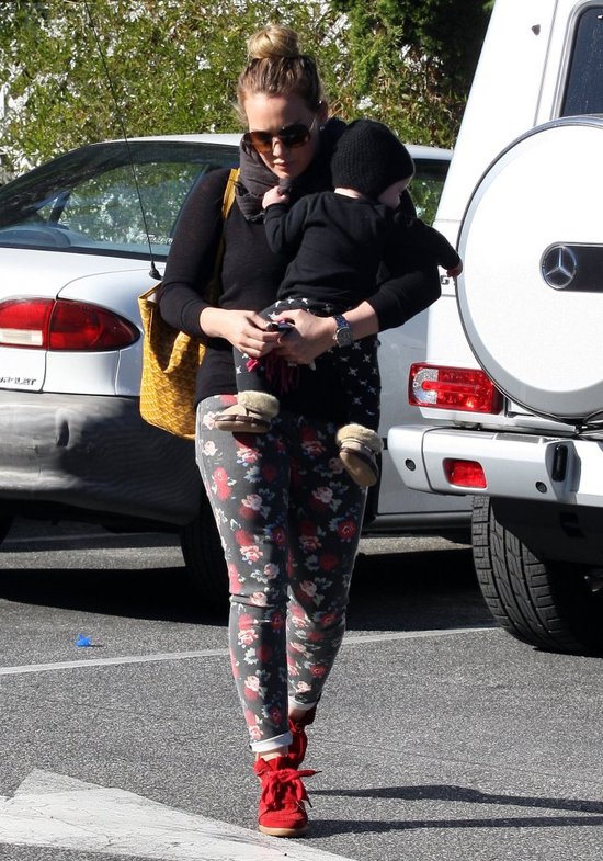 Hilary Duff podeksyctowana - Luca raczkuje (FOTO) Hilary Duff podeksyctowana - Luca raczkuje (FOTO)