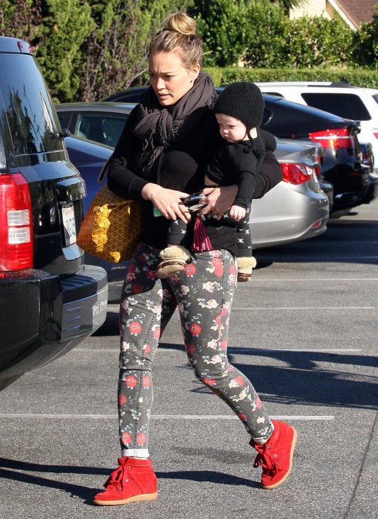 Hilary Duff podeksyctowana - Luca raczkuje (FOTO) Hilary Duff podeksyctowana - Luca raczkuje (FOTO)