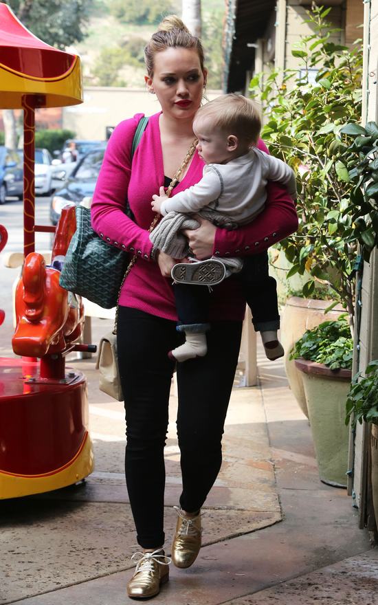 Odchudzona Hilary Duff coraz chętniej pozuje fotoreporterom Odchudzona Hilary Duff coraz chętniej pozuje fotoreporterom