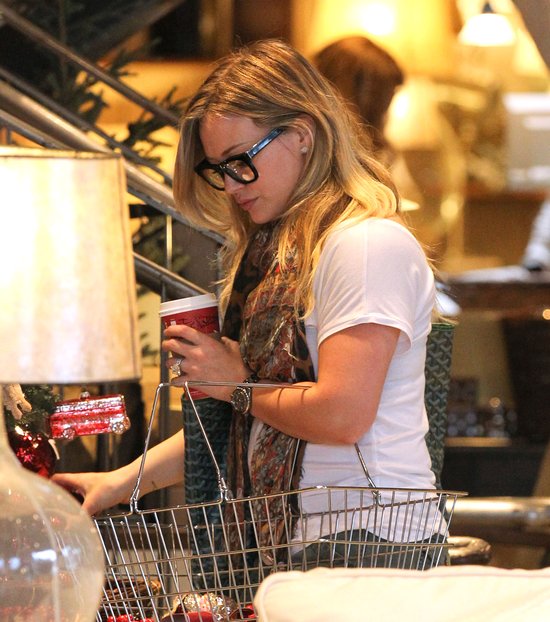 Hilary Duff na przedświątecznych zakupach (FOTO)