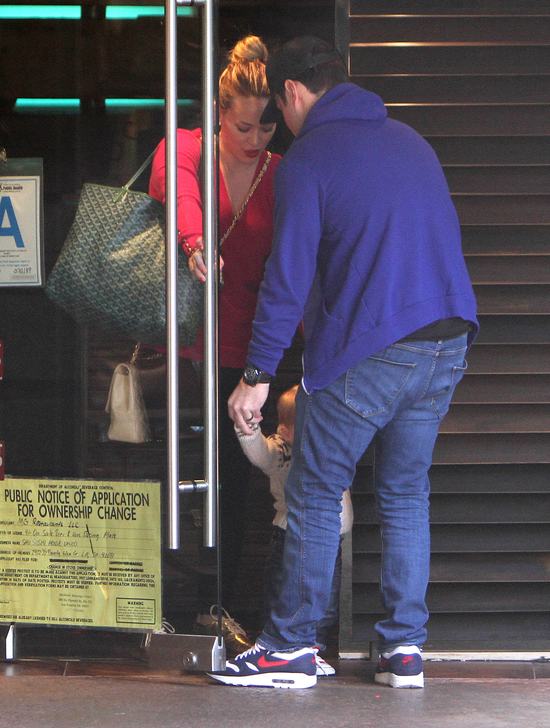 Odchudzona Hilary Duff coraz chętniej pozuje fotoreporterom Odchudzona Hilary Duff coraz chętniej pozuje fotoreporterom