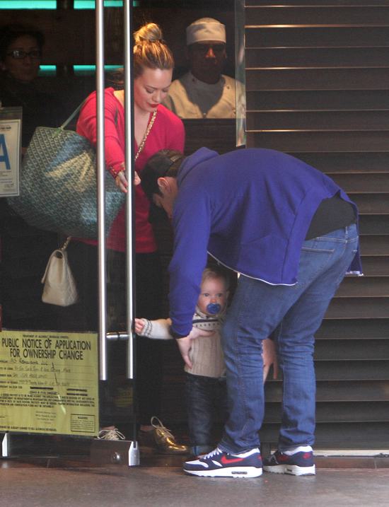 Odchudzona Hilary Duff coraz chętniej pozuje fotoreporterom Odchudzona Hilary Duff coraz chętniej pozuje fotoreporterom