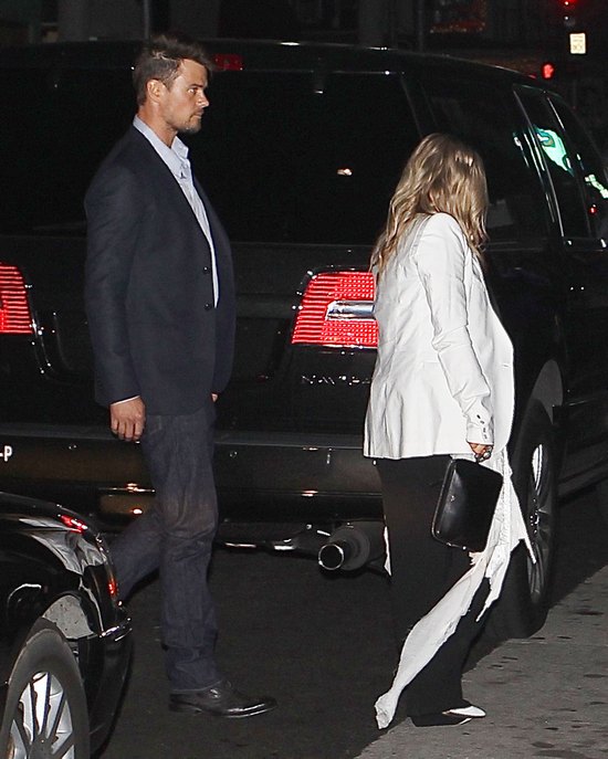 Fergie w za dużej marynarce i dziwnej chuście (FOTO)