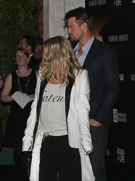 Fergie w za dużej marynarce i dziwnej chuście (FOTO)