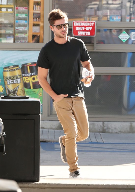 Zac Efron już nie wygląda jak ciasteczko (FOTO)